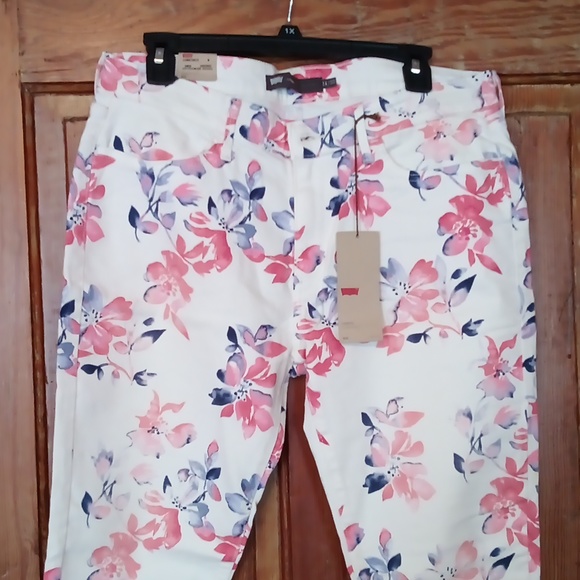 Women Jean's - Picture 2 of 6